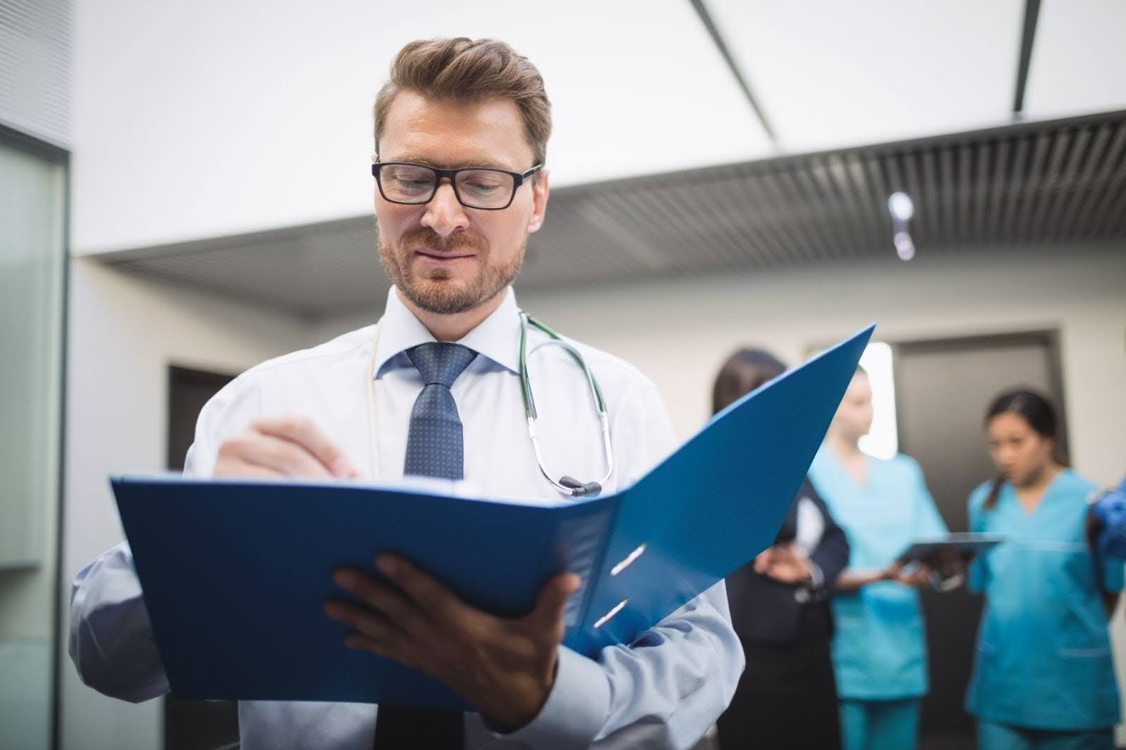 Para saber sobre gestão hospitalar o que faz é importante entender como trabalham os profissionais da saúde